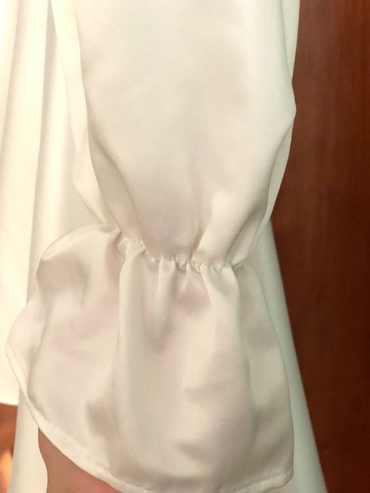 Біла сукня з щільного атласу