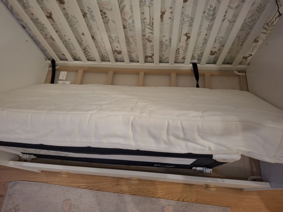 Vendo cama de bebé com acessórios