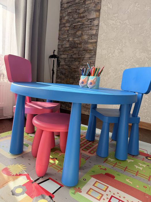 Столик, два стільці, табурет Ikea, коврик в подарунок