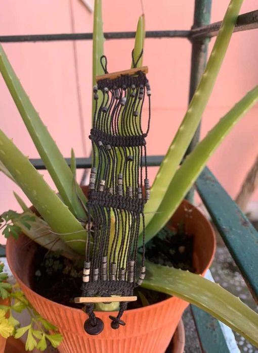 Pulseira preta larga de madeira macramé e missangas