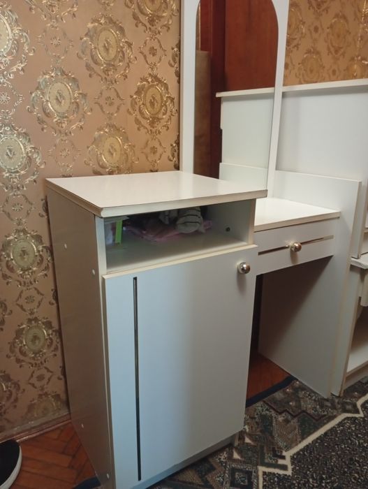 Продається тумба з дзеркалом