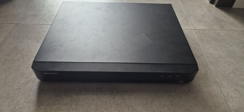 Rejestrator analogowy hikvision ids-7216hqhi-m2/s z monitorem