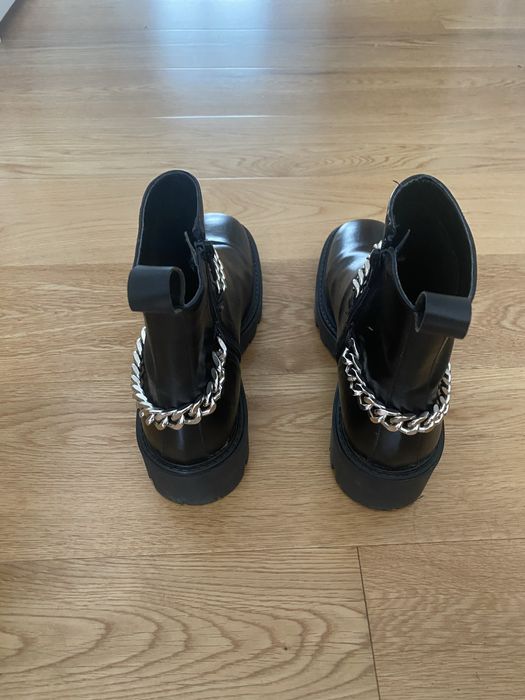 Botas Pretas com uma Corrente Prateada