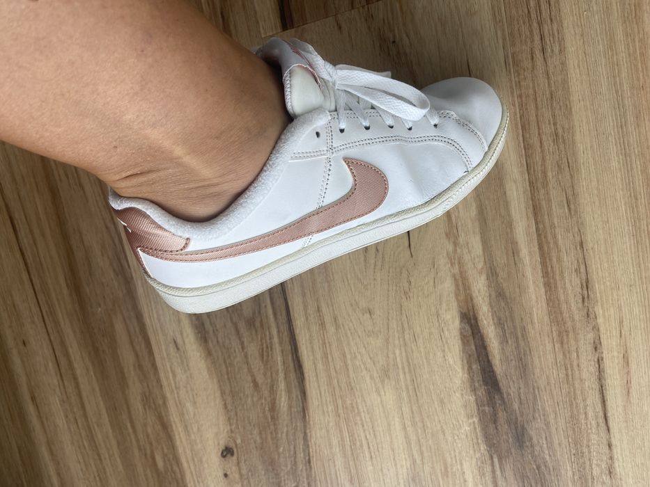 Sapatilha Nike branca e rose gold