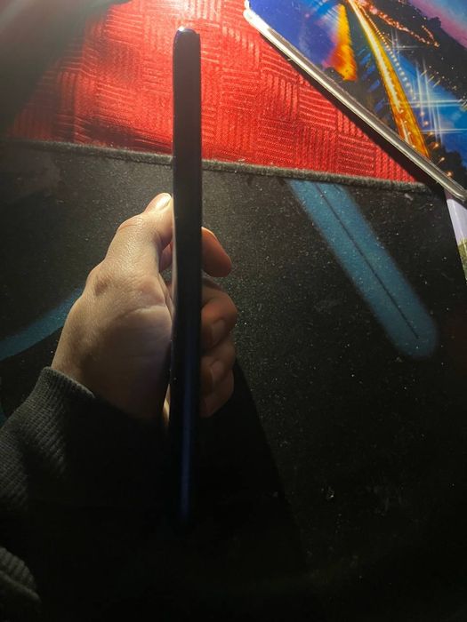 Два телефона OPPOA3X та Redmi 8a