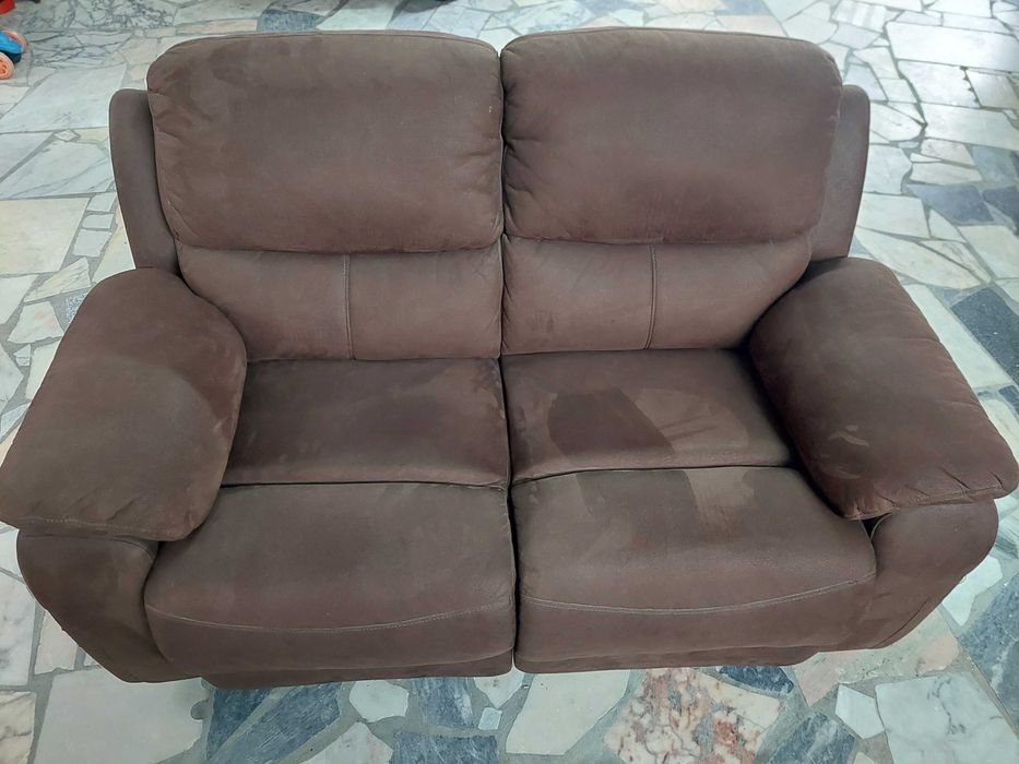 Vendo Sofá de 2 Lugares em Pele com Relax