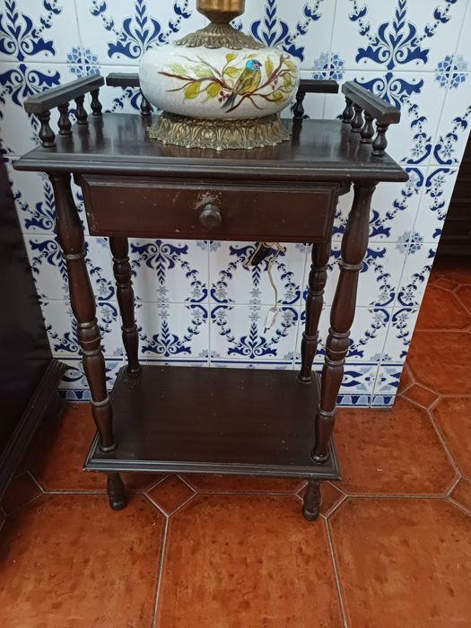 Móvel de apoio com gaveta