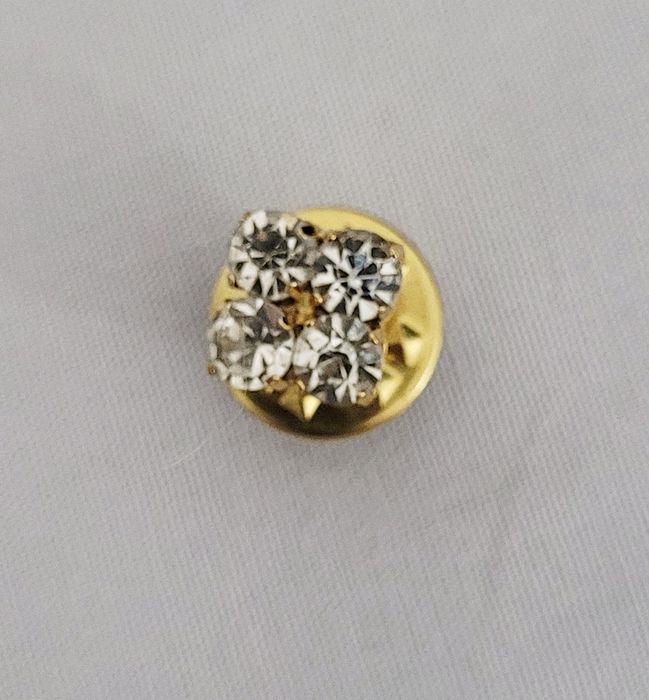 Kit acessório com brinco, pulseiras, pin