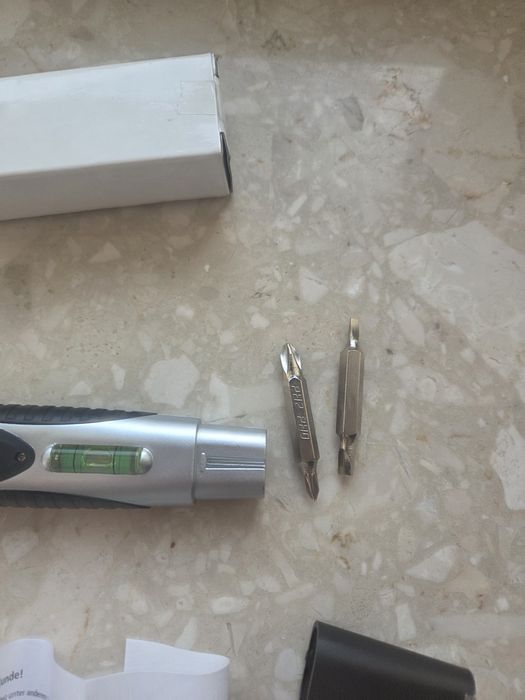 Śrubokręt 6 w 1 poziomica śrubokręt latarka led