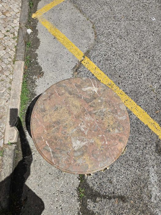 Mesa de Apoio Antiga em Madeira Entalhada com Tampo de Mármore