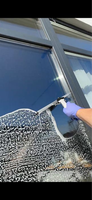 Миття вікон, вітрин, панелей