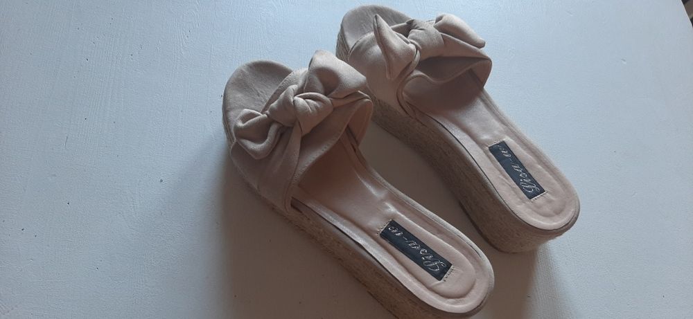 Klapki na koturnie 38
