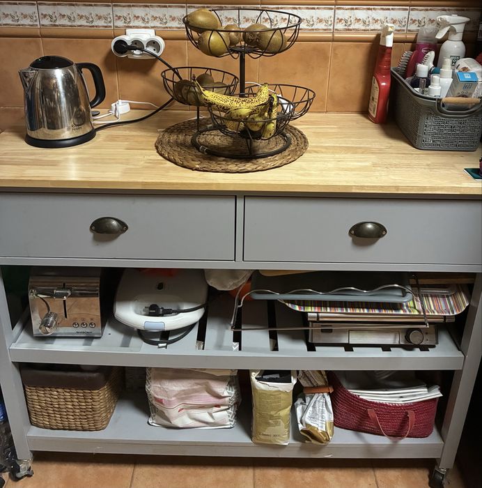 Mesa de cozinha cinzenta com rodas