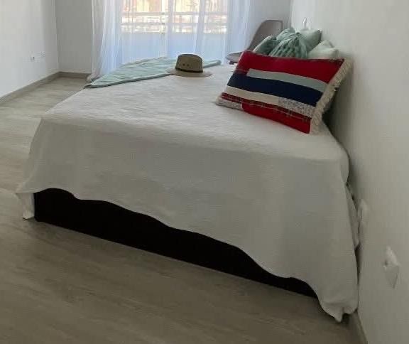Cama com estrado elevatorio