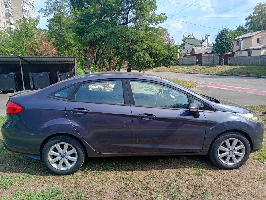 Ford Fiesta( PowerShift)2013року з двигуном 1.6 бензин.