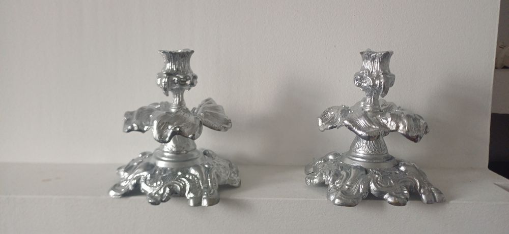 castiçais em metal . Para.