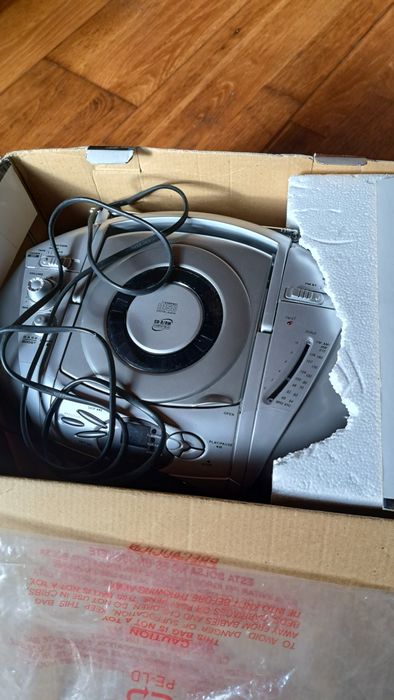 Leitor de cd portátil + rádio