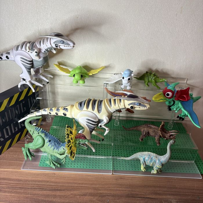 Фігурки різних персонажей героїв