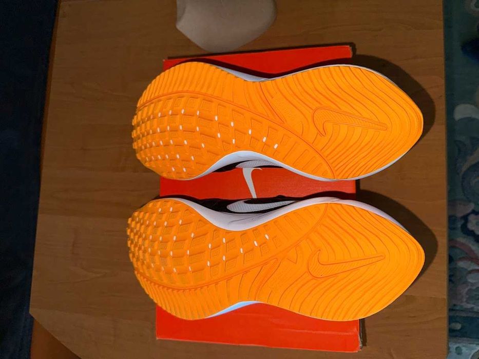 NIKE Nowe Oryginalne buty Air Zoom Vomero 16