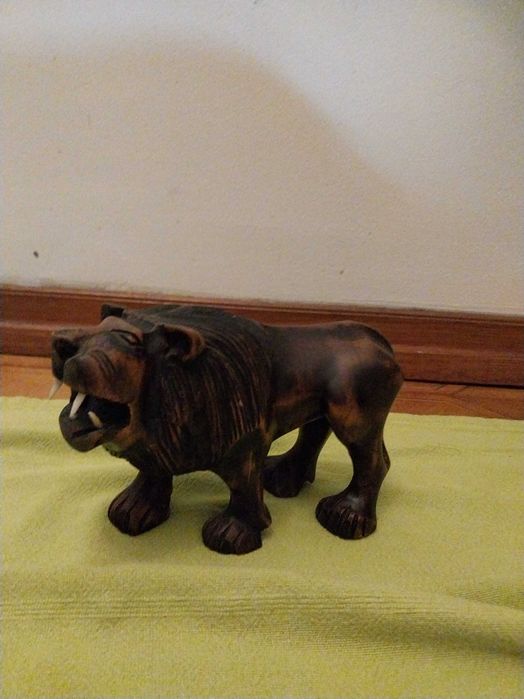 Estatuetas em madeira