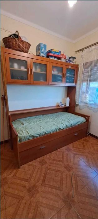 Cama dupla com armários e colchoes, usada mas em bom estado.