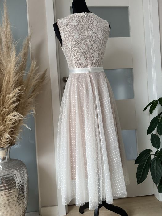 Biało-beżowa koronkowa sukienka w kropki z tiulem soky&soka