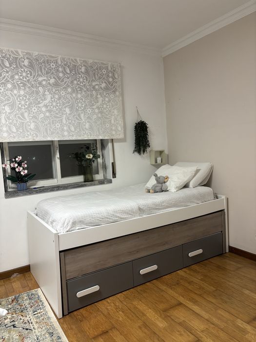 Cama individual com gavetão e gavetas de arrumação - Como nova!