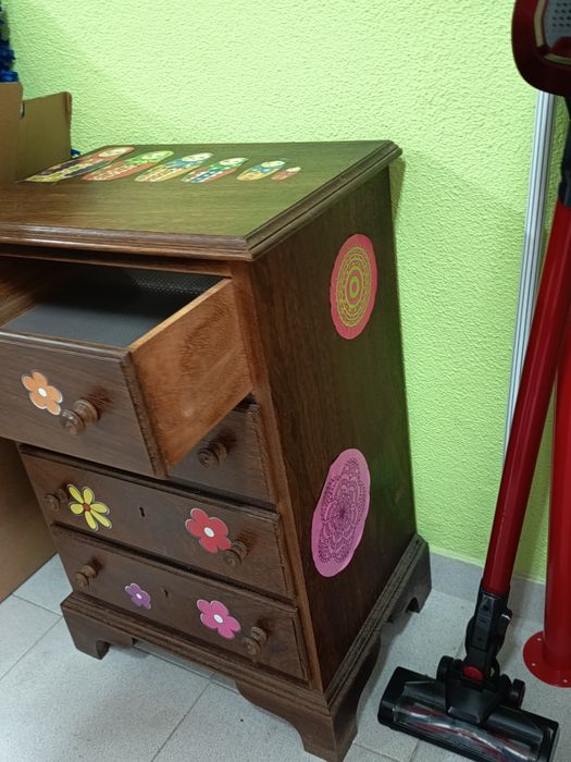 Cómoda com gavetas