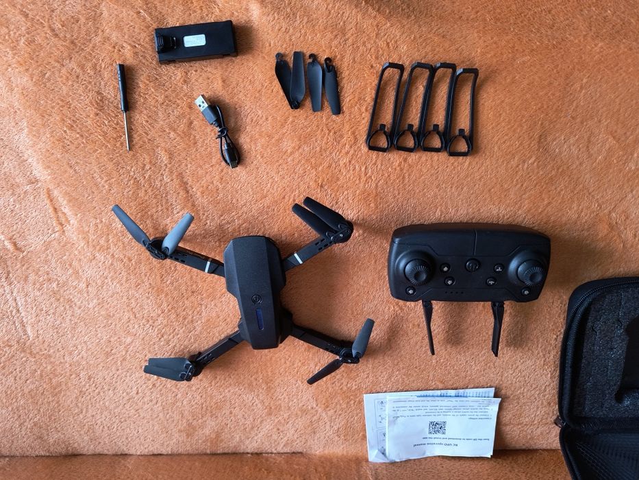 Dron z kamerą kontroler akumulator zapasowe śmigła etui