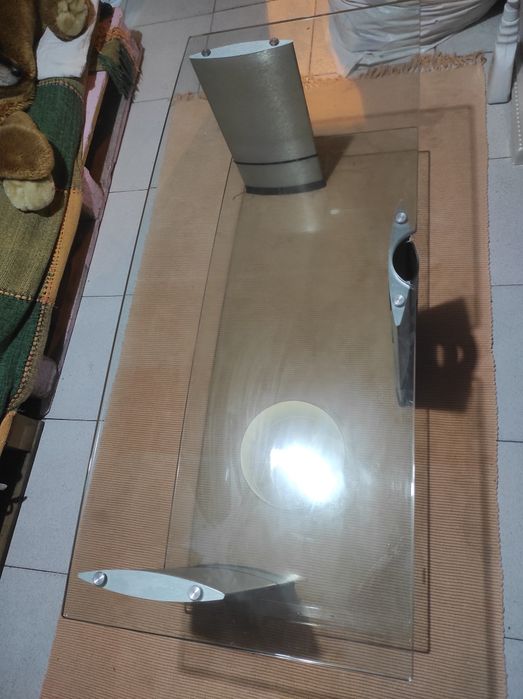 Mesa de vidro e alumínio