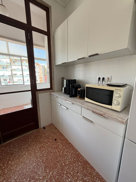 Quarto Privado e Luminoso em Benfica | Apenas Mulheres (Curta Duração)