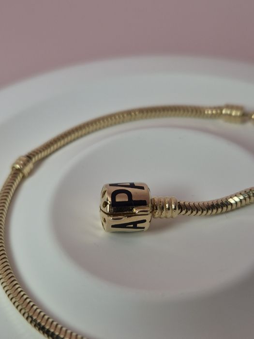 Złota bransoletka typu Pandora 19 cm napis czarny gładka beczka p. 585