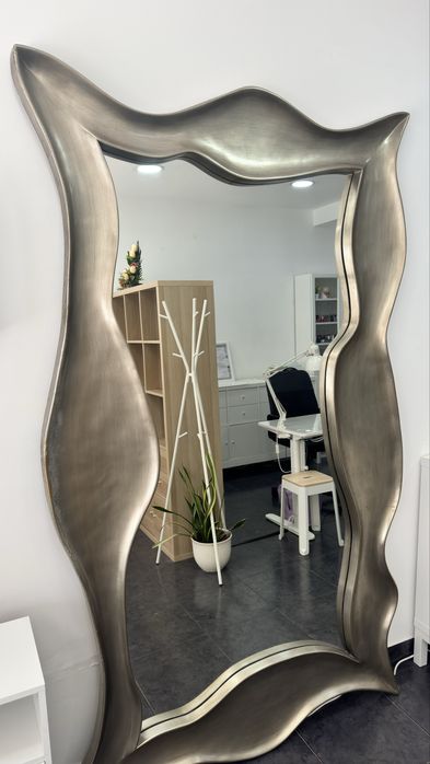 Espelho de Corpo Inteiro Gigante – Moldura Escultural Orgânica (Bronze/Champanhe)