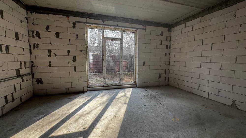 Лісова Буча, двоповерховий таунхаус в оточенні сосен, з документами