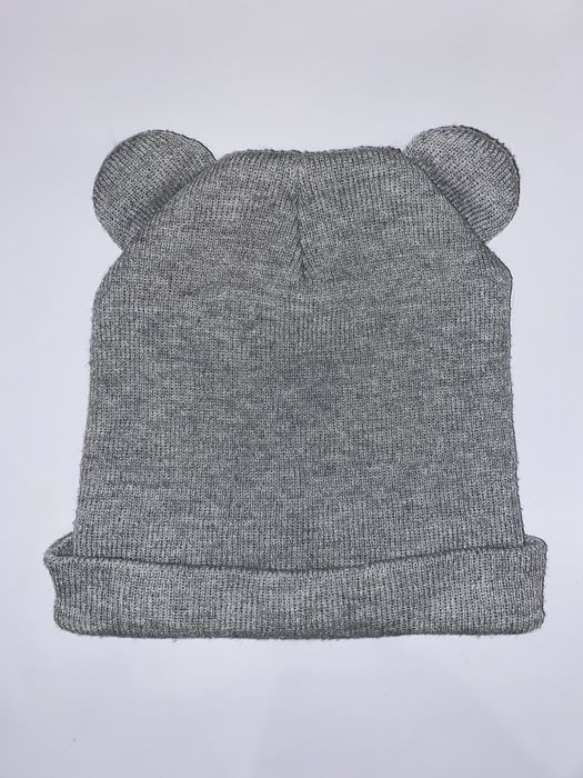 szara czapka z uszami