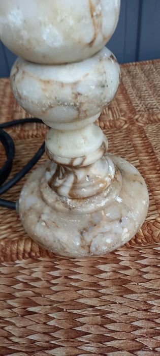 Zabytkowa lampa marmurowa