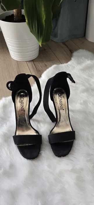 Piękne szpilki Carinii skórzane ze złotymi dodatkami