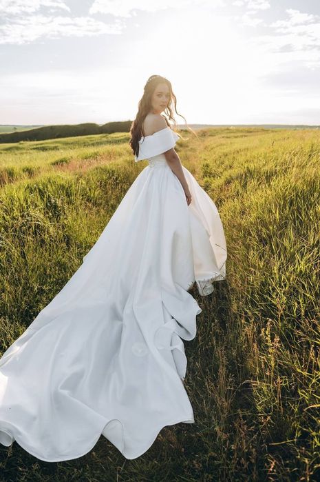 Весільна сукня зі шлейфом