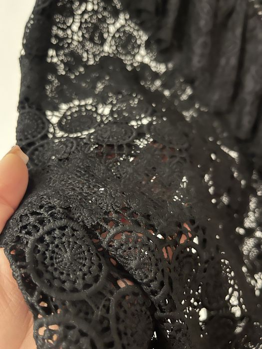 Чорна сукня з прошви