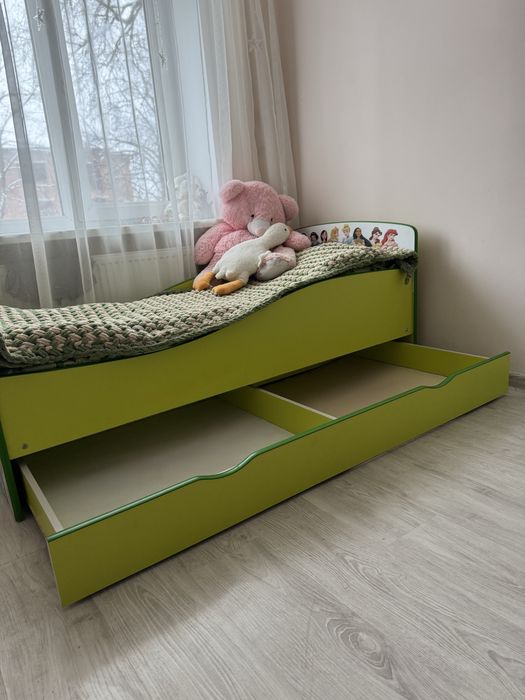 Меблі у дитячу  кімнату  , ліжко , шафа, підставка для книжок