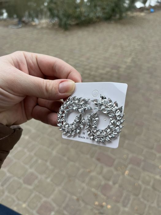 Продам сережки-гвоздики.Бижутерия.