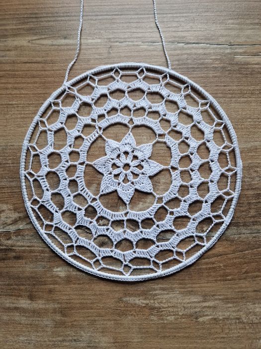 Zawieszka szydełkowa do okna  22 cm średnica