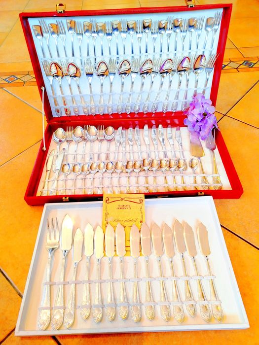 Louça de mesa para venda. É revestida a prata e a porcelana está à venda.