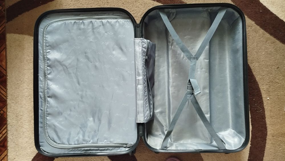 Продам пластикову валізу