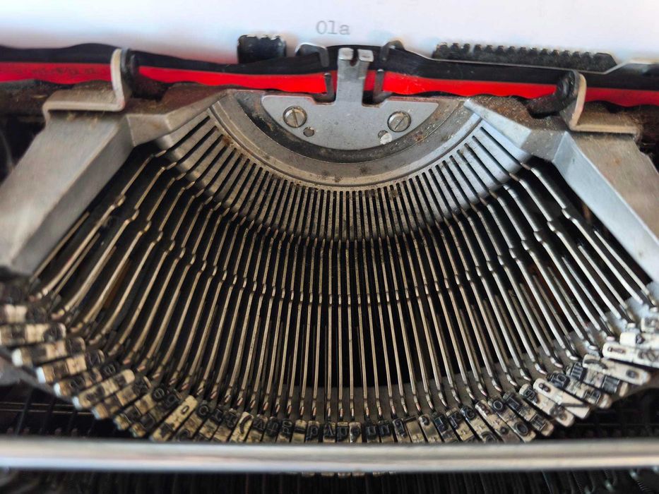 Maquina de escrever Olivetti com mala