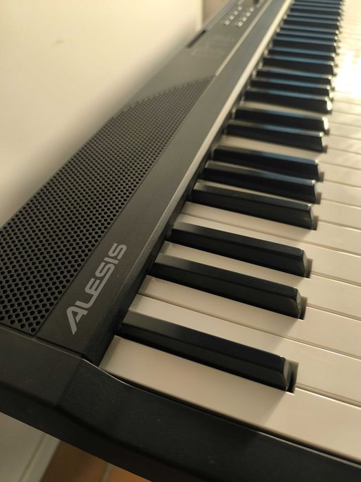 Teclado Alesis de 80 Teclas com Suporte – Pouco Uso