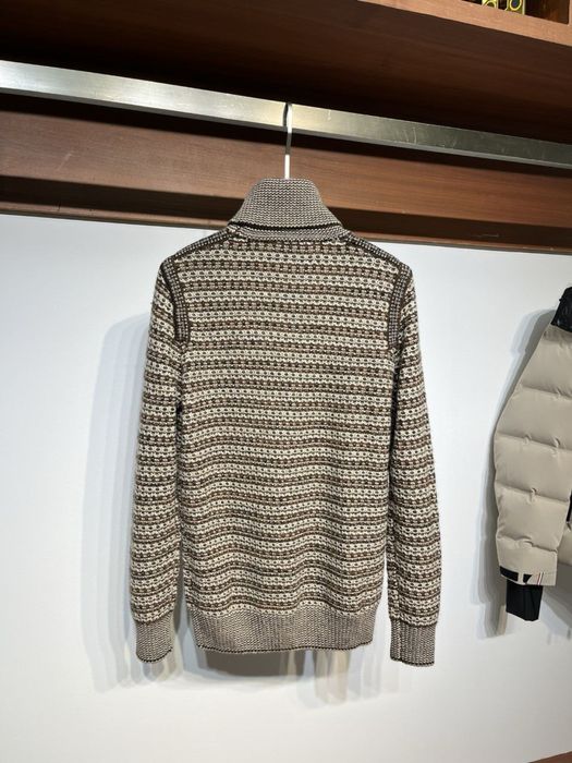 Nowy modny sweter