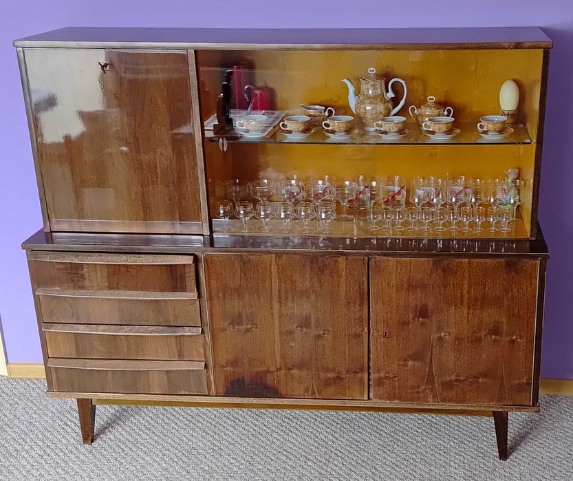 Kredens z połyskiem