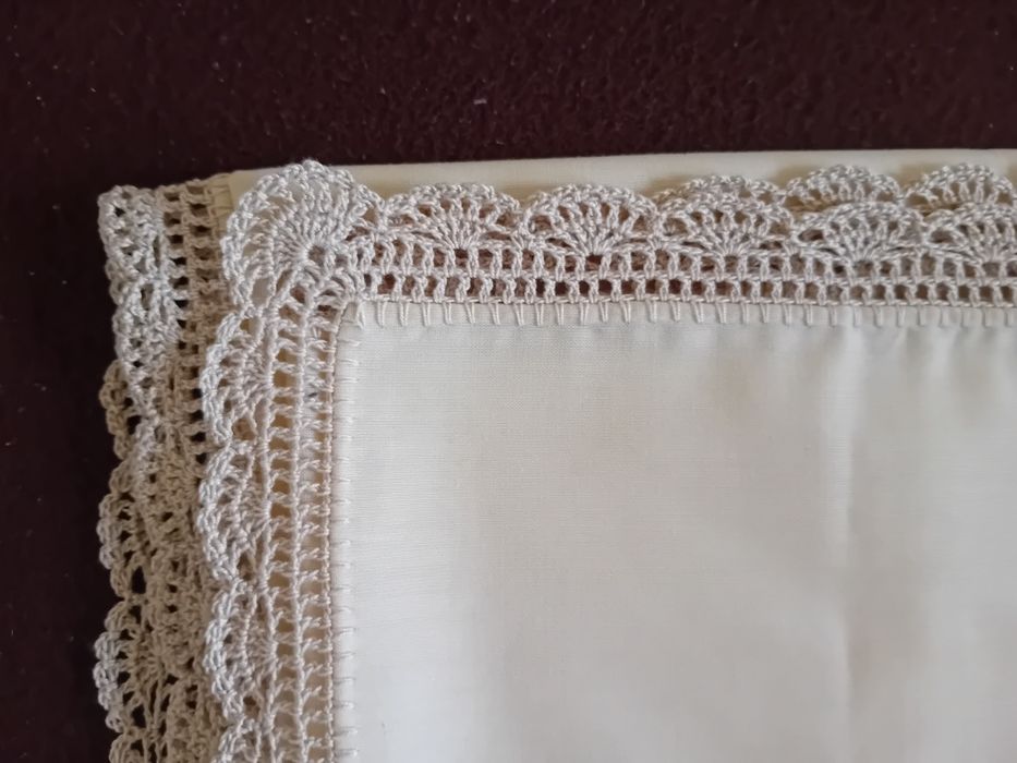 Toalha de mesa nova, com renda feita à mão