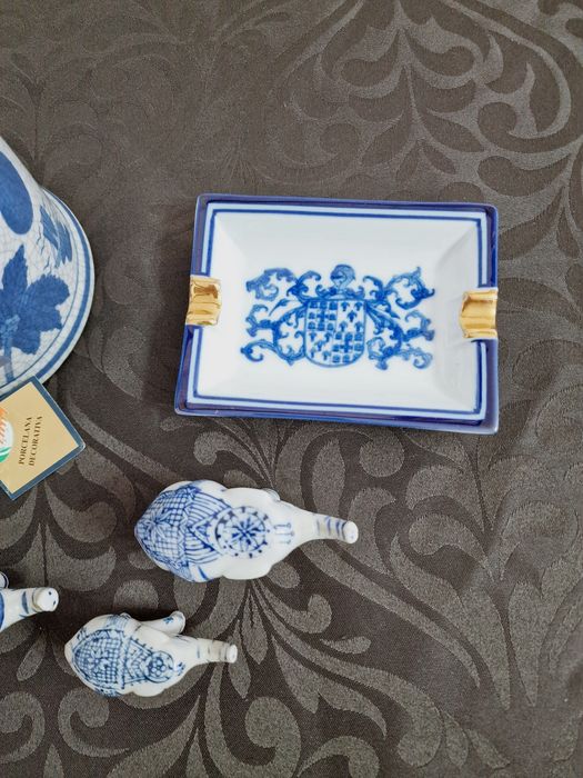 Conjunto em porcelana Pote Cinzeiro e  3 Estatuetas